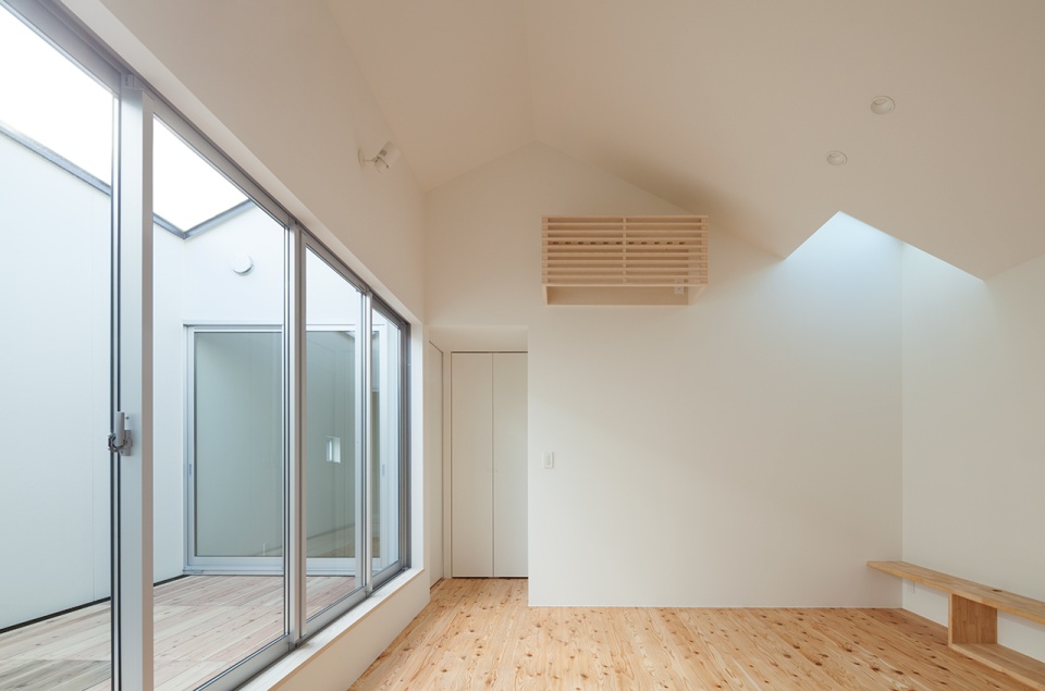 デッキテラスから光と風を取り込み、２階の住居スペースは外から見えないデザインとなっている