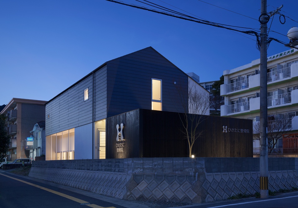 道路側から見た夜の外観