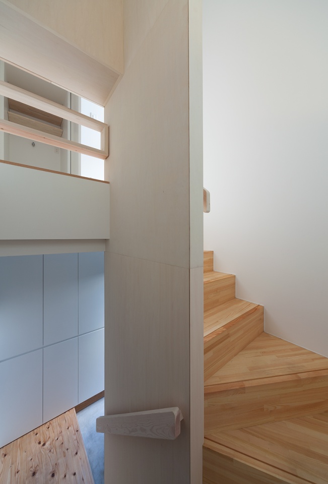 ２階の住居スペースにつながる玄関と階段