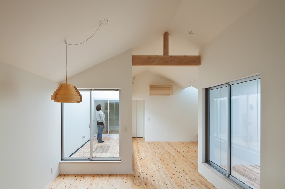 ダイニングから見たリビングと２つのデッキテラス