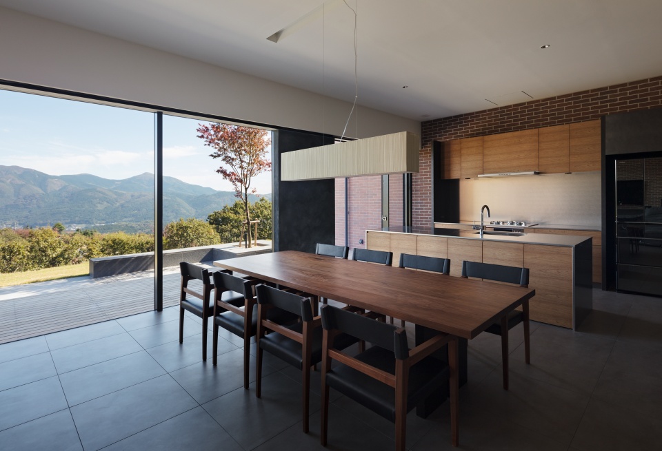 ダイニング側からキッチンを見る