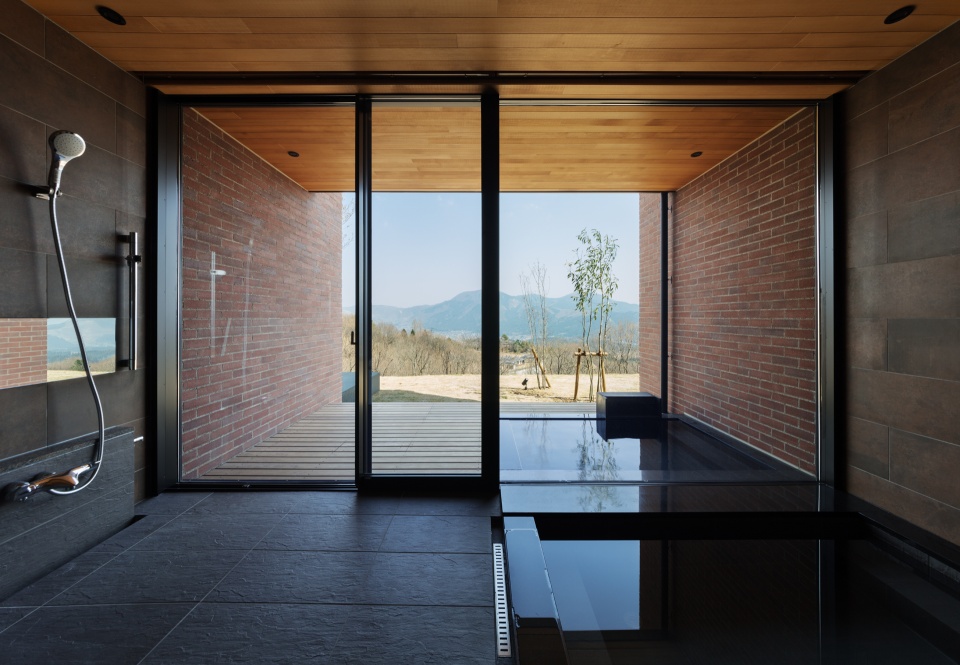 内風呂と外風呂、その向こうに見える景色