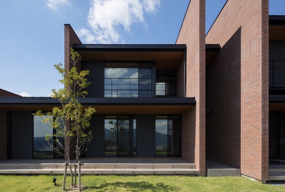 壁で各領域を仕切り、壁で景色を切り取る外観デザイン