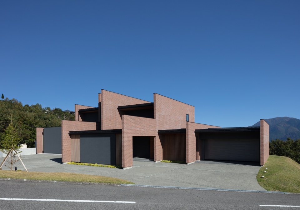 ガレージと車寄せがある道路側の外観