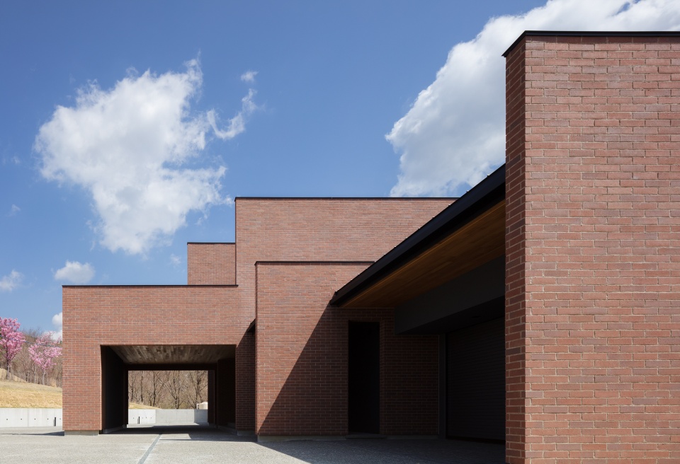 ガレージと車寄せがある道路側の外観