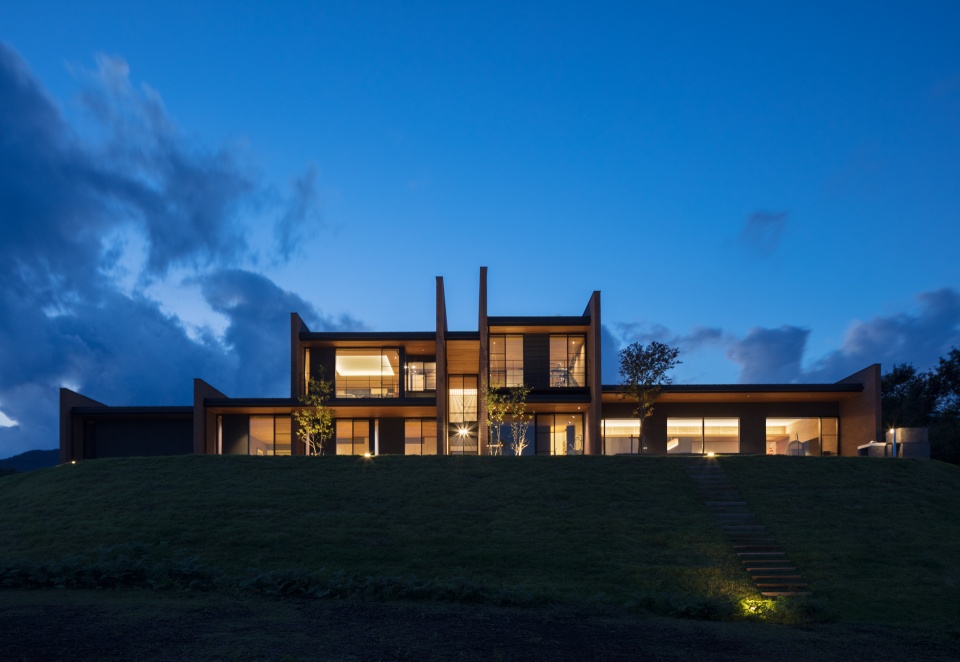 夜の外観（前景）