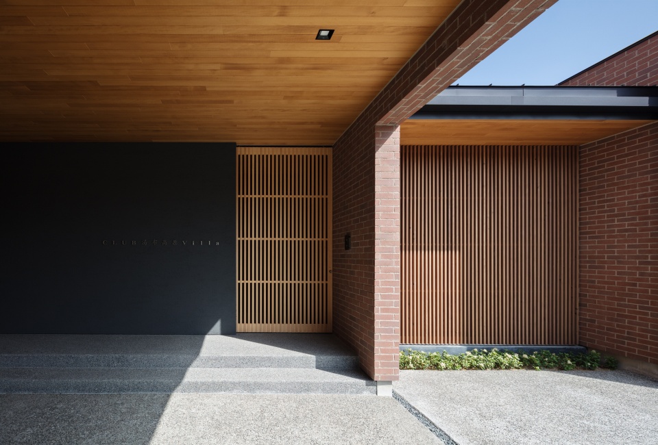 車寄せから見るエントランス