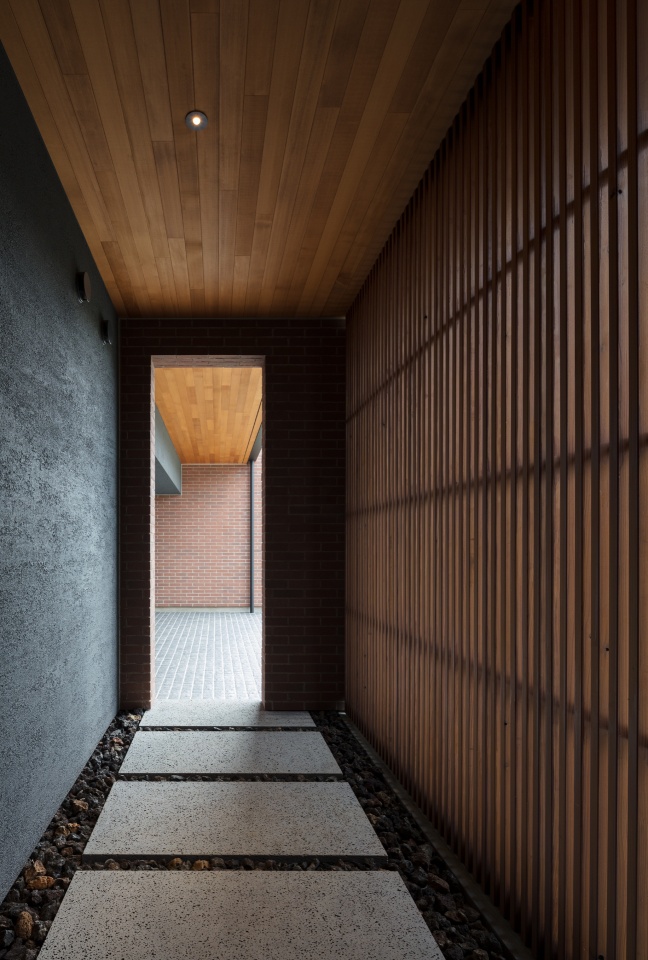 エントランスから路地を通ってガレージ横につながる