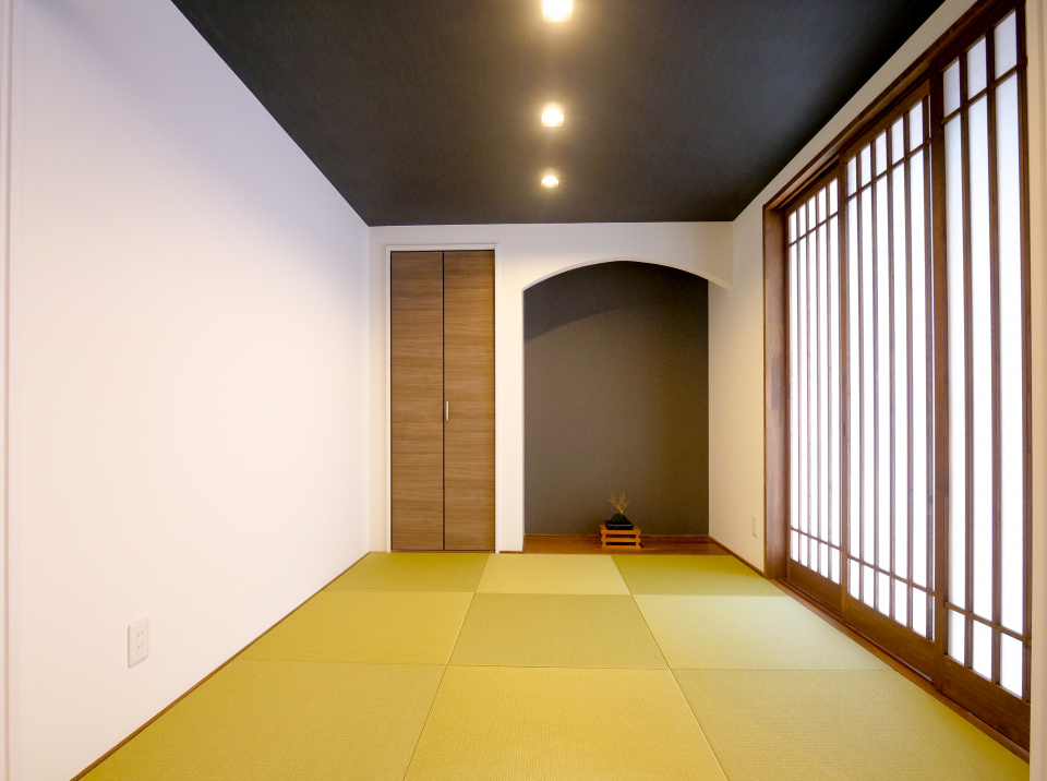 琉球畳・床の間・天井灯の演出など上品に仕上げました。注文住宅施工事例