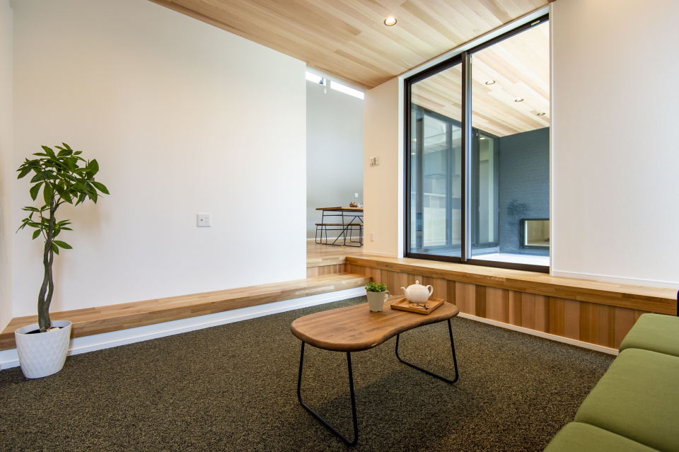 ソファーでも床でも寛げます