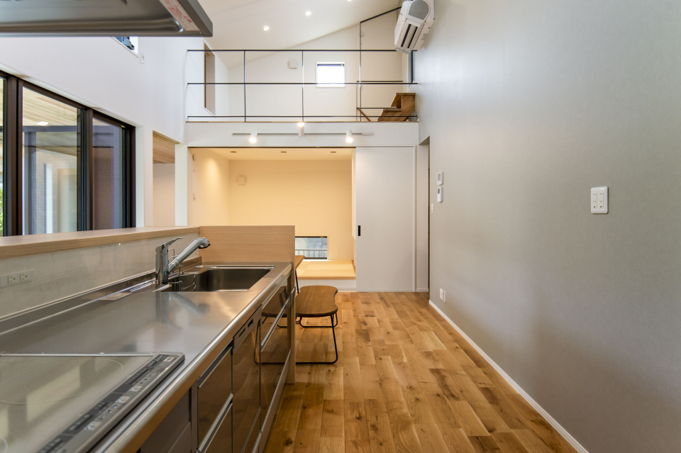直線的な動線のキッチン