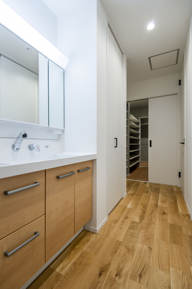 一直線な動線を確保した清潔感溢れる洗面室