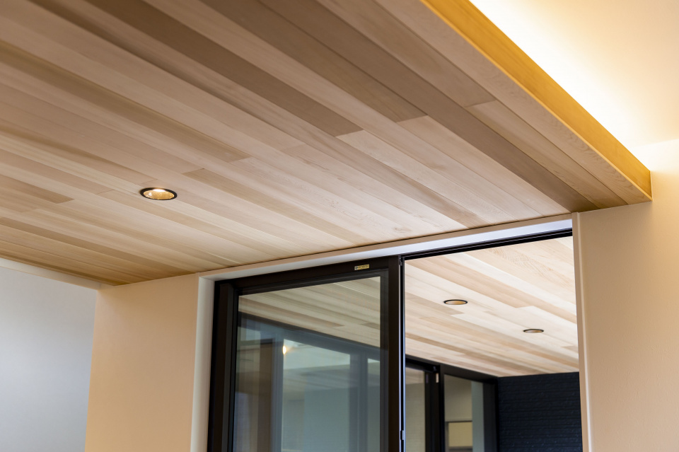 木目調の天井板張りが家全体の優しさに大きく影響しています。