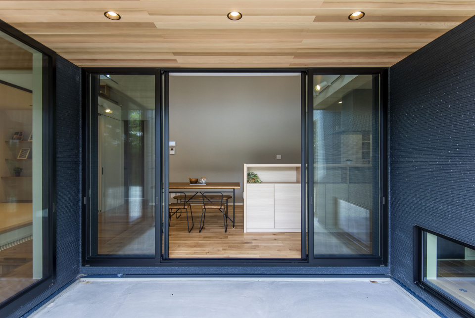 中庭はリビングダイニングキッチンと一体型