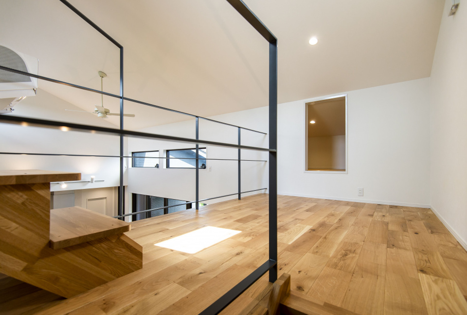 屋上へ繋がる屋根裏的空間