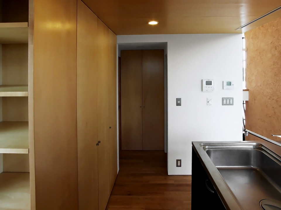 キッチンより便所、洗面脱衣室入口を望む
キッチンの先の開口は、左側に洗面脱衣室、右側は便所になります。