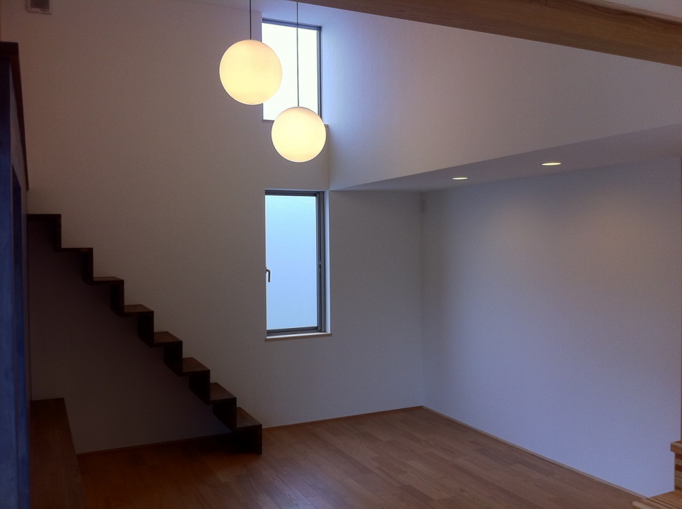 リビング
大屋根の高い位置から窓を設置して明かりを取り入れている。